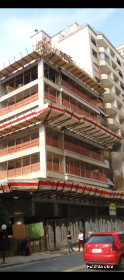 Perspectivas da fachada e foto da obra