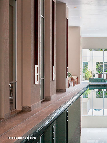 Foto da piscina coberta