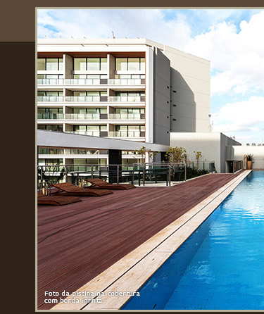 Foto da piscina com borda infinita