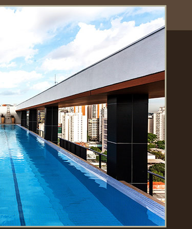 Foto da piscina com borda infinita