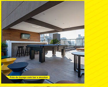 Foto do lounge com bar e snooker